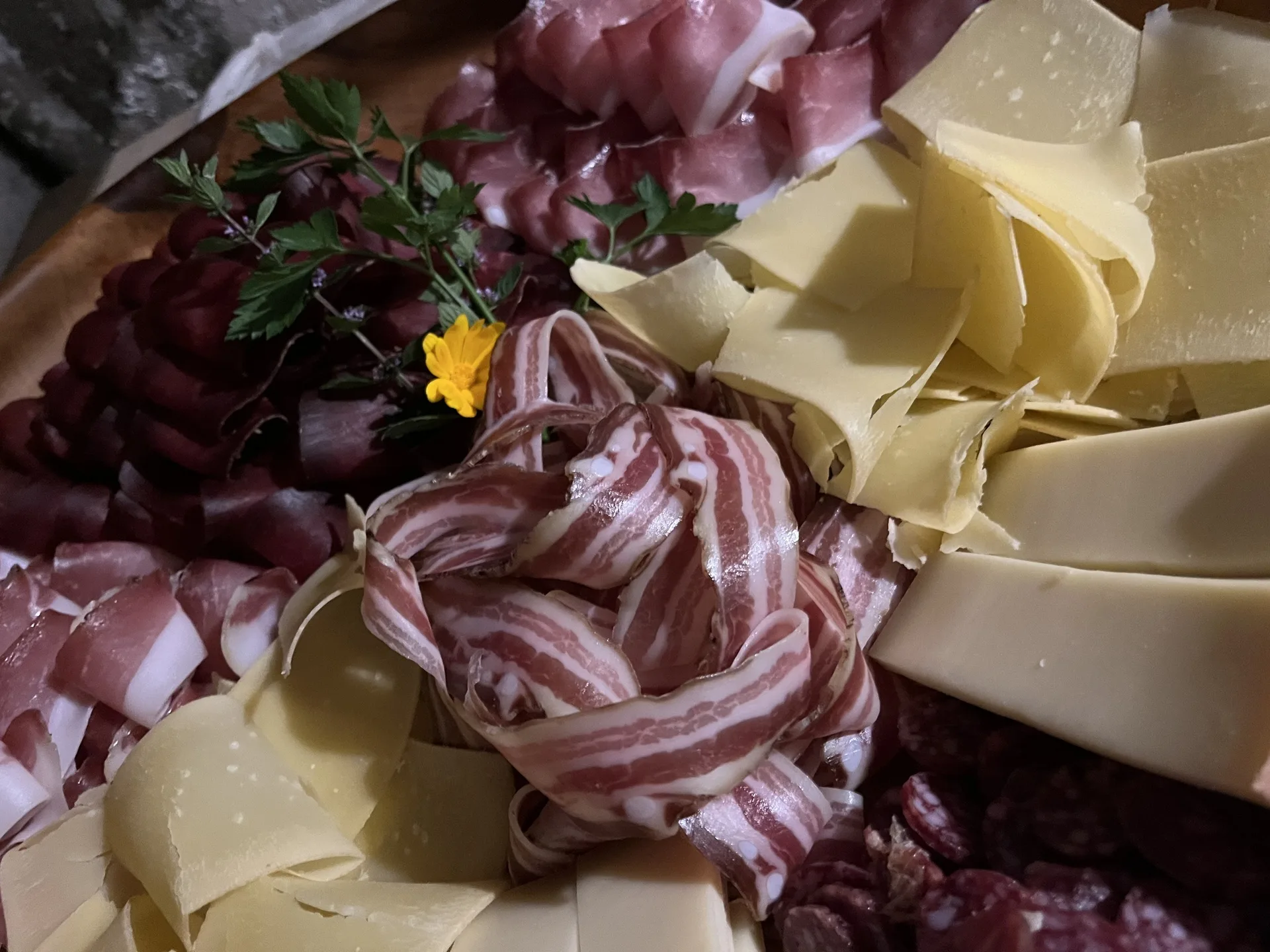 Assiette valaisanne avec viande séchée, lard et fromage alpin