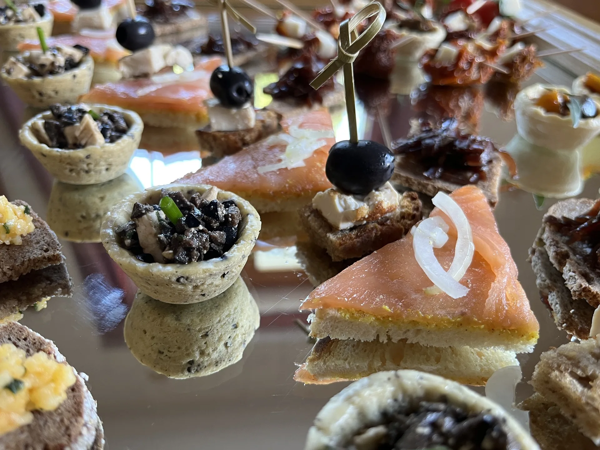 Canapés apéritifs élégants avec saumon fumé, olives et tartelettes salées